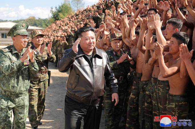 Nhà lãnh đạo Triều Tiên Kim Jong-un đến thăm căn cứ huấn luyện lực lượng đặc nhiệm của Quân đội Triều Tiên. Bức ảnh được hãng thông tấn trung ương Triều Tiên công bố ngày 10/4. Ảnh: KCNA.