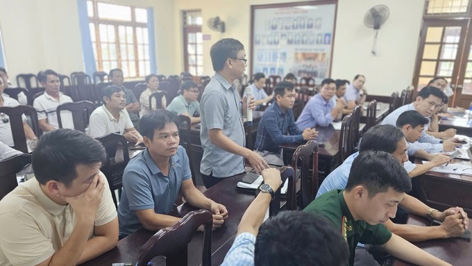 The representative for fishermen expressed their wishes at the working session with functional agencies. Photo: T. Duc.