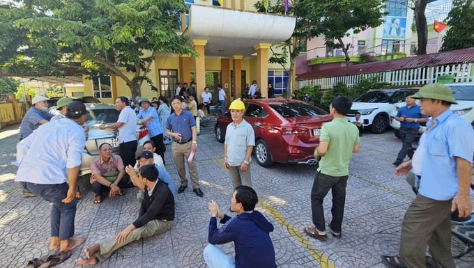 Fishermen came to Quang Binh province's functional agencies to ask for support in carrying out legal procedures. Photo: T. Duc.