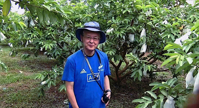 Dr. Sato, a former nuclear research expert in Kagoshima Prefecture, Japan, was very excited to visit guava gardens in Quang Minh with his own eyes. Photo: HT.