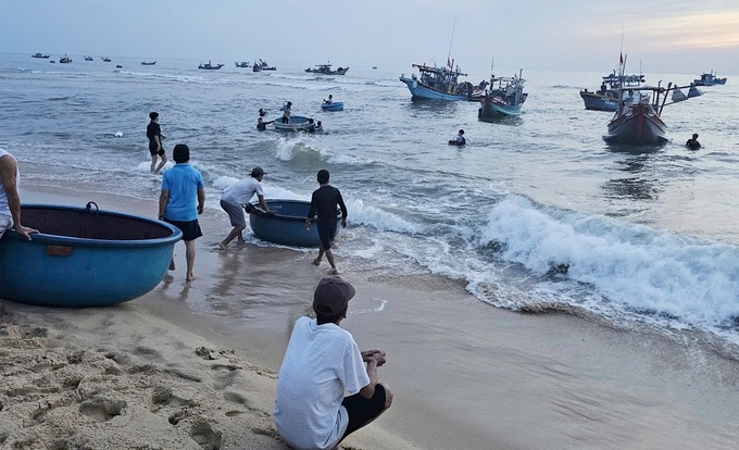 Quang Binh fishermen hope to receive support from functional agencies to feel secure when going to the sea. Photo: T. Duc.