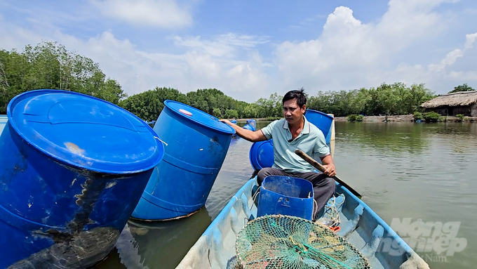 Nguyen Thanh Trung, a contracted forest protector with over 20 years of experience in Phuoc An Commune, Nhon Trach District, currently manages 9.8 hectares of aquaculture under the mangrove canopy. Photo: Minh Sang.