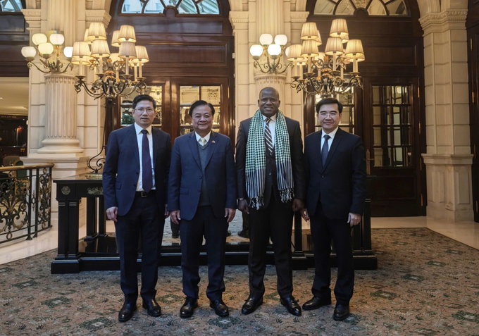 The delegation from the Ministry of Agriculture and Rural Development took a commemorative photo with Minister Ismael Nabe. Photo: ICD