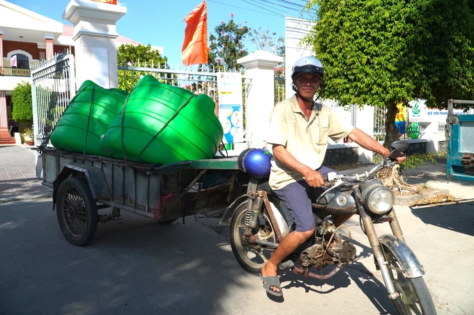 Huyện Trần Đề tăng cường vận động xã hội hóa để hỗ trợ thiết bị chứa nước, xử lý nước để nâng cao năng lực trữ nước sạch cho người dân nông thôn. Ảnh: Kim Anh.