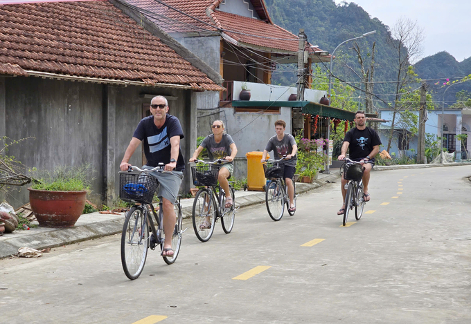 International tourists returning to Viet Hai shortly after Typhoon No. 3 made landfall. Photo: Dinh Muoi.