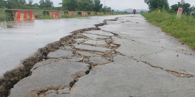 Kênh chính Đô Lương xuất hiện sự cố dù mới đưa vào sử dụng chưa lâu. Ảnh: Việt Khánh.