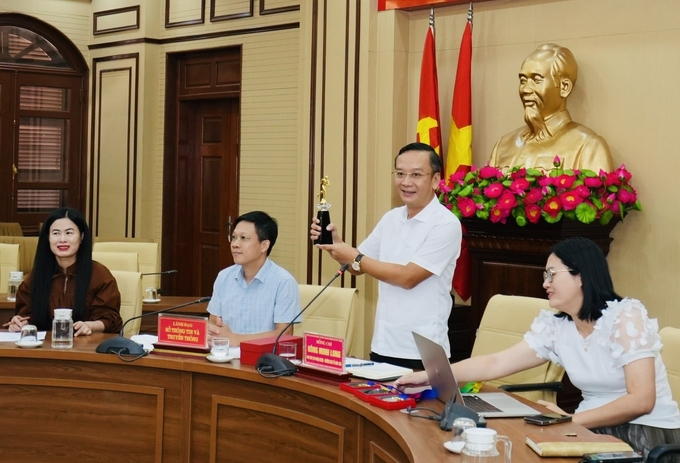 Ông Uông Minh Long - Phó Chủ tịch UBND huyện Thủy Nguyên (đứng) và ông Nguyễn Quang Huy - Phó Giám đốc Sở Thông tin & Truyền thông Hải Phòng chủ trì họp báo thông tin về giải. Ảnh: Thu Phương.