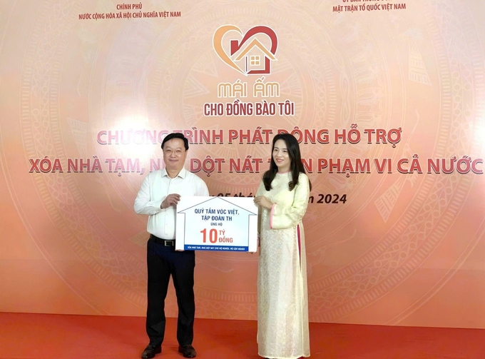 Bà Trần Thị Như Trang, Chủ tịch Hội đồng Quản lý Quỹ Vì Tầm Vóc Việt, đại diện Quỹ và Tập đoàn TH trao biển đóng góp 10 tỷ cho chương trình xóa nhà tạm, nhà dột nát.