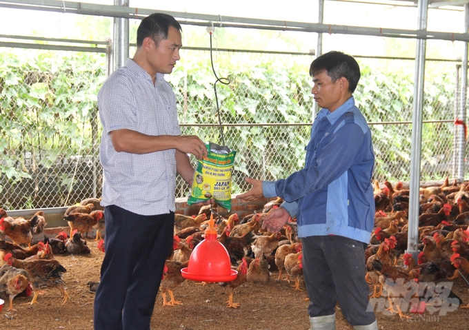 Officers from Vinh Phuc Agricultural Extension Center guide households on bio-safe farming techniques. Photo: Trung Quan.