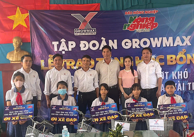 Anh Phan Văn Hương, đại diện Tập đoàn GrowMax cho biết: 'Tại Trường Tiểu học Phú Thạnh, bên cạnh 5 chiếc xe đạp được trao cho các em học sinh, chúng tôi còn vận động đại lý thức ăn thủy sản Thanh Liêm - khách hàng của GrowMax hỗ trợ thêm 15 suất học bổng cho 15 em học sinh, mỗi suất trị giá 500.000 đồng tiền mặt'.