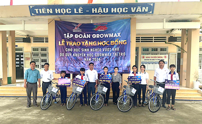 Trao học bổng cho các em học sinh Trường THCS Phú Đông.