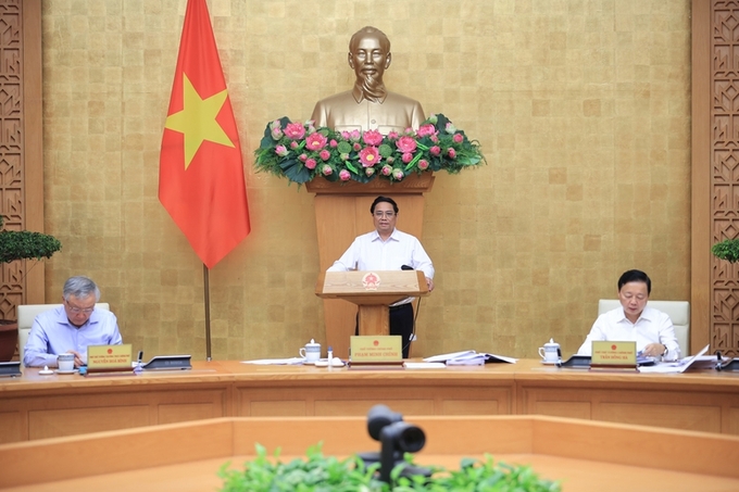 The Prime Minister pointed out 12 groups of critical tasks and solutions and five groups of important and urgent tasks and solutions in the coming time, striving to achieve a growth rate of over 7% for the whole year of 2024 and a growth rate of 7.5-8% in the fourth quarter. Photo: Nhat Bac.