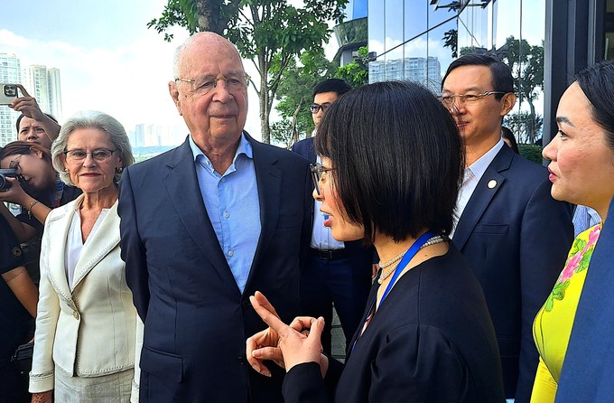 Professor Klaus Schwab talks with young intellectuals in Ho Chi Minh City on the sidelines of the talkshow. Photo: HT.