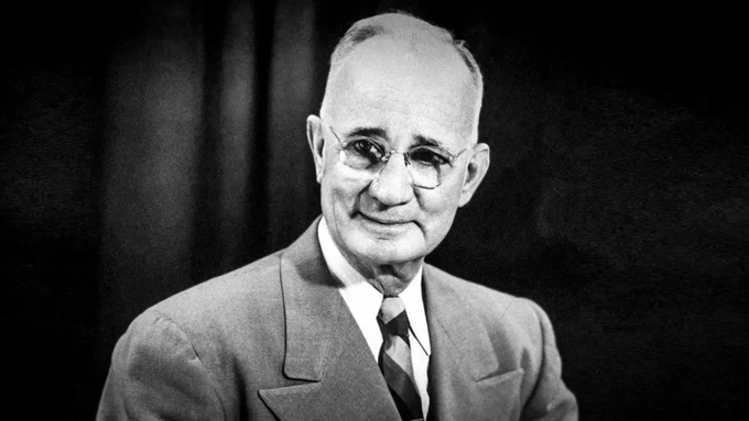 Học giả Napoleon Hill (1883 - 1970).