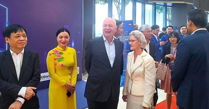 Professor Klaus Schwab (3rd from left) and his wife (left) at the talkshow. Photo: HT.