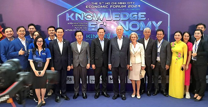 Leaders of the Ho Chi Minh City People's Committee and the city's young intellectuals took souvenir photos with Professor Klaus Schwab and his wife after the talkshow. Photo: HT.