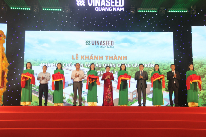 Leaders of Vinaseed Group, along with local officials, cut the ribbon to inaugurate the Vinaseed Quang Nam seed processing and preservation factory. Photo: L.K.