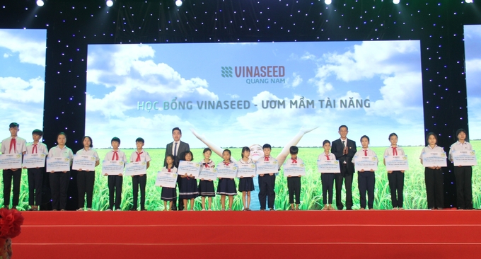 Vinaseed trao 20 suất học bổng cho 20 em học sinh trị giá mỗi suất 5 triệu đồng từ Quỹ Thiện nguyện Vinaseed. Học bổng sẽ được trao hàng năm cho đến khi các em tốt nghiệp THPT. Ảnh: L.K.