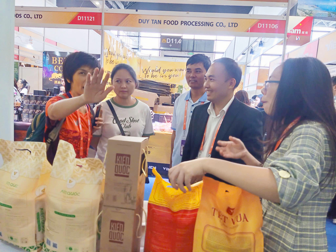 Mr. Tran Van Trung brought the organic rice product 'Kien Quoc Sandworm Rice' to a trade fair in China, which was favored by many customers. Photo: Dinh Muoi.