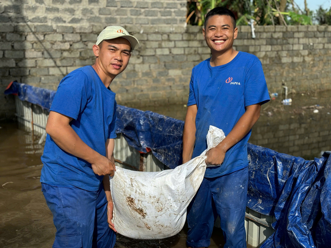 Đội ngũ nhân viên công ty đồng hành cùng khách hàng khắc phục hậu quả bão lũ.