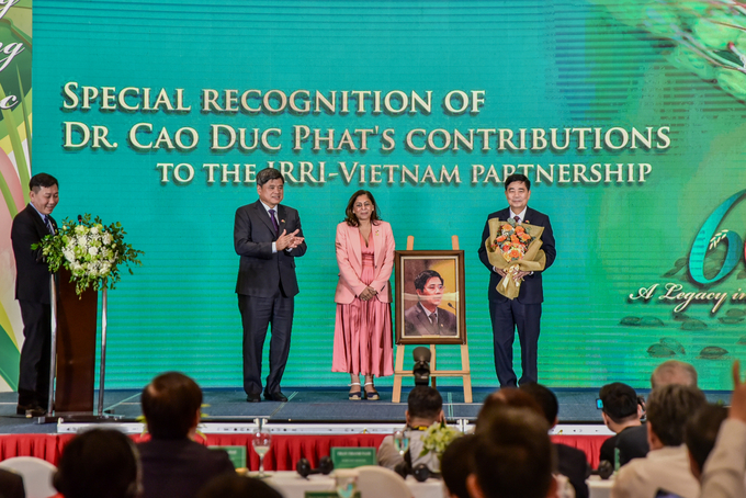 The MARD and IRRI presented a portrait of Dr. Cao Duc Phat made from rice grains. Photo: Quynh Chi.