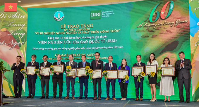 11 outstanding individuals of IRRI received the Commemorative Medal from the Minister of Agriculture and Rural Development. Photo: Quynh Chi.