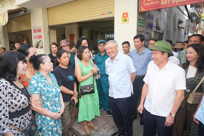 Phó Thủ tướng kiểm tra khu chung cư cũ tại quận Lê Chân. Ảnh: Đàm Thanh.