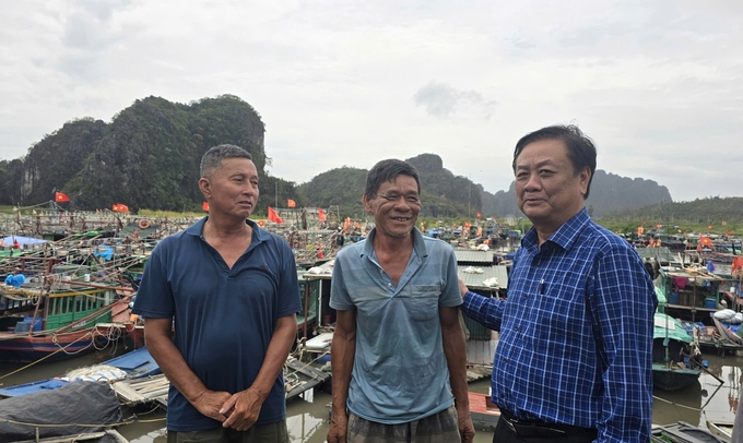 Bộ trưởng Lê Minh Hoan (ngoài cùng bên phải) thăm hỏi, động viên ngư dân khu Cái Xà Cong sau khi bão số 3 đổ bộ. Ảnh: Vũ Cường.