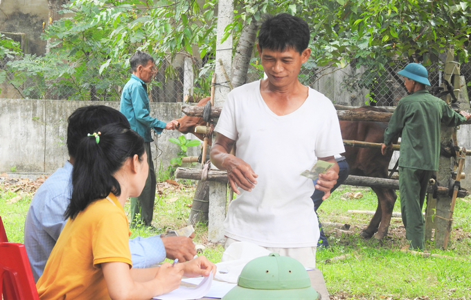 Người dân huyện Can Lộc chủ động nộp tiền đăng ký mua vacxin tiêm phòng cho đàn gia súc. Ảnh: Thanh Nga.