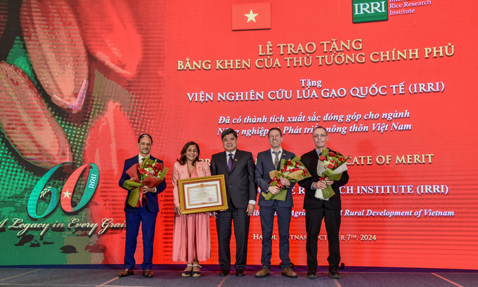 Các đại diện IRRI nhận Bằng khen của Thủ tướng Chính phủ (từ trái qua phải): Phó Tổng giám đốc Ajay Kohli, Tổng Giám đốc Yvonne Pinto, nguyên trưởng đại diện IRRI tại Việt Nam Ole Sander và Trưởng đại diện IRRI tại Việt Nam Robert Caudwell. Ảnh: Quỳnh Chi.