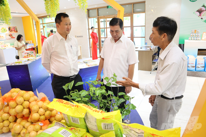 Ông Nguyễn Hữu Công (huyện Phú Long, tỉnh Sóc Trăng) giới thiệu sản phẩm với lãnh đạo ITPC . Ảnh: Phú Quốc.