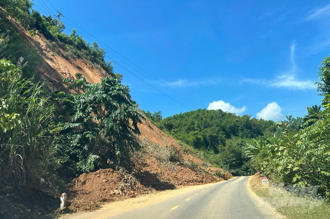 Đất đá thải tràn xuống mặt đường do sạt lở tại huyện Quan Hóa. Ảnh: Quốc Toản.