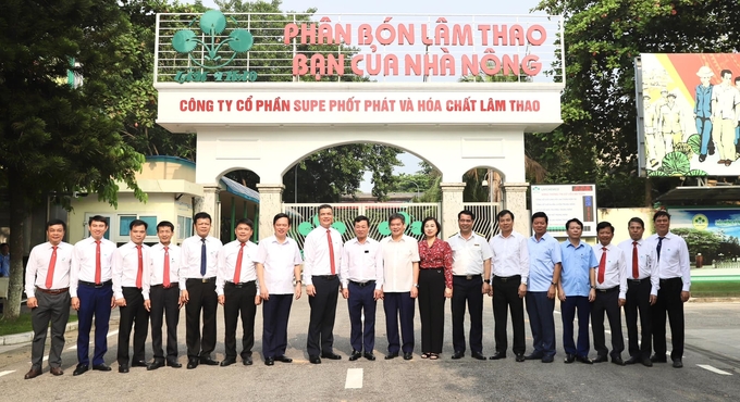 Ban lãnh đạo Công ty Cổ phần Supe Phốt phát và Hóa chất Lâm Thao và Đoàn lãnh đạo UBND tỉnh Phú Thọ chụp ảnh lưu niệm nhân kỷ niệm 20 năm Ngày Doanh nhân Việt Nam.