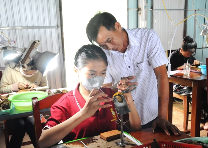 In addition to oyster farming and pearl culture, Ngoc Hien Pearl Phu Quoc Company Limited also operates a system of crafting pearl products to serve the domestic market and export to many countries around the world. Photo: Trung Chanh.