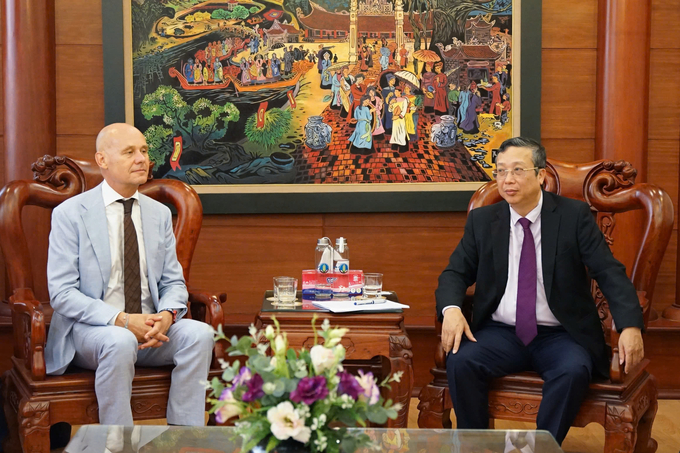 Deputy Minister of Agriculture and Rural Development Hoang Trung hosted a meeting with Kees van Baar, the Ambassador of the Kingdom of the Netherlands to Vietnam, on the morning of October 8. Photo: Linh Linh.