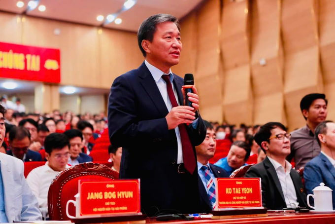 A representative of an FDI enterprise shares difficulties with the leaders of Hai Phong city. Photo: Dam Thanh.