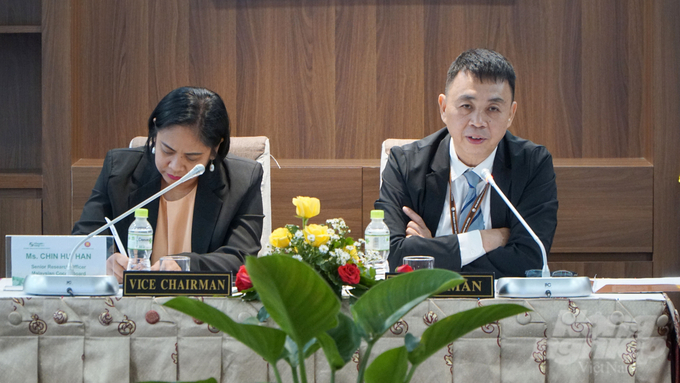 Dr. Nguyen Viet Khoa (right) from the Vietnam Cocoa Coordination Board is coordinating the conference. Photo: Le Binh.