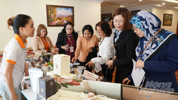 ASEAN experts are impressed by the deep-processed cocoa products from Vietnam. Photo: Le Binh.