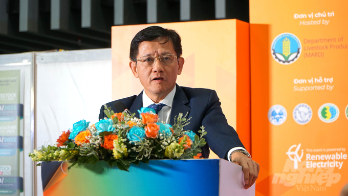 Mr. Duong Tat Thang, Director of the Livestock Department, expressed his congratulations to the recognized enterprises in the livestock sector. Photo: Le Binh.