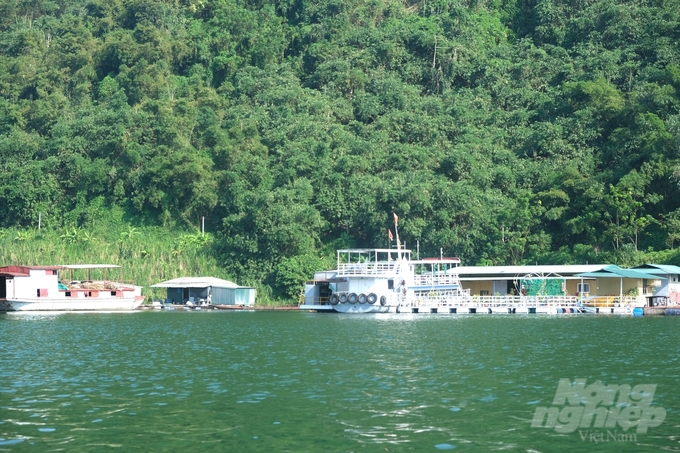 Những mô hình du lịch lòng hồ đã manh nha chục năm trở lại đây, tạo nên một hướng phát triển kinh tế cho hàng vạn hộ dân ven hồ Hòa Bình. Ảnh: Kiên Trung.