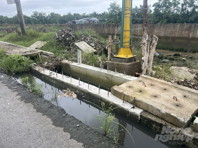 Công ty Minh Quốc có tham gia thầu xây dựng bờ kè với giá trị gói thầu khoảng 200 tỷ đồng, do UBND thị xã Giá Rai làm chủ đầu tư, hiện công trình đang tạm dừng thi công. Ảnh: Trọng Linh.