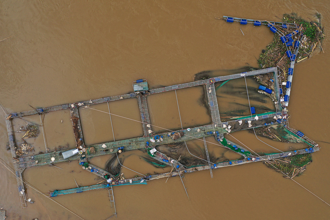 Wastewater and debris mixing into the environment can increase the risk of disease for aquaculture species. Photo: Tung Dinh.