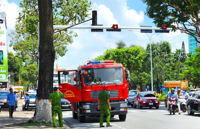 Công an TP Cần Thơ huy động các lực lượng, phương tiện ứng cứu nam học sinh có ý định nhảy lầu tự tử. Ảnh: Kim Anh.