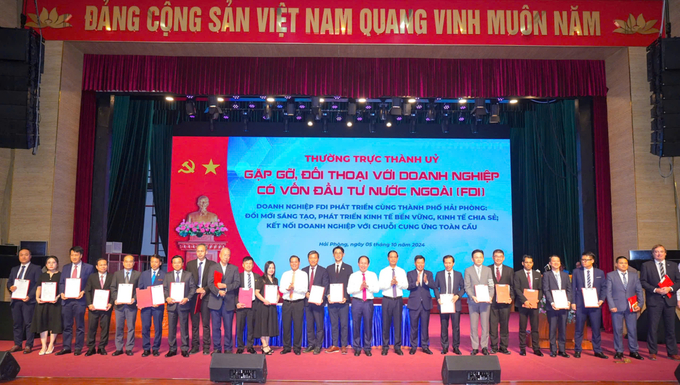 FDI enterprises and foreign partners sign a Memorandum of Understanding (MoU) for cooperation with Hai Phong city. Photo: Dam Thanh.