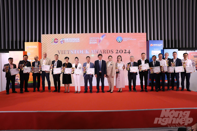 Các doanh nghiệp được vinh danh tại Vietstock Awards 2024. Ảnh: Hồng Thắm.