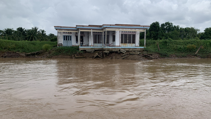 Một ngôi nhà của người dân trên cồn Thanh Long bị bỏ hoang do sạt lở. Ảnh: Hồ Thảo.