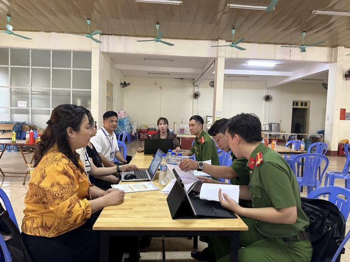 Đoàn liên ngành làm việc tại căng tin Trường Cao đẳng Lào Cai. Ảnh: L.A.