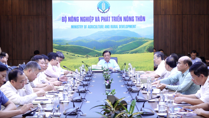 Leaders from several departments, divisions, and entities within the Ministry of Agriculture and Rural Development (MARD) met under the leadership of Minister Le Minh Hoan. Photo: Thanh Thuy.