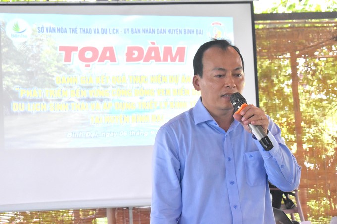 Mr. Nguyen Van Lon, Secretary of the Binh Dai District Party Committee, directed the District People's Committee to actively promote the image of local tourism. Photo: Minh Dam.