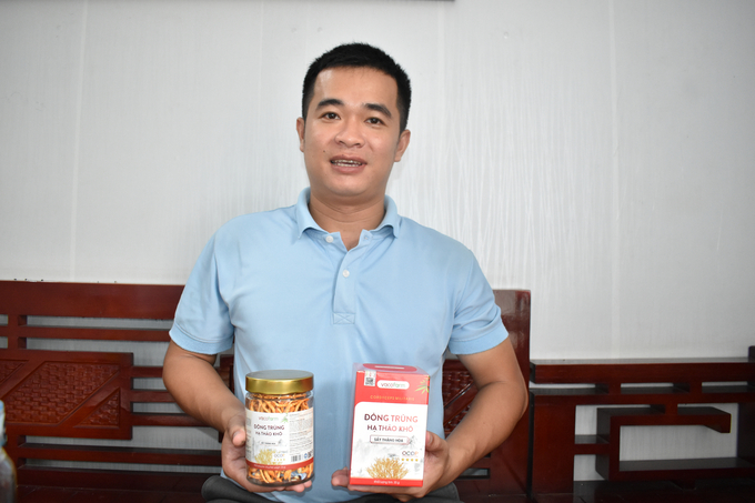 Mr. Le Xuan Dieu introduces cordyceps products. Photo: Minh Dam.